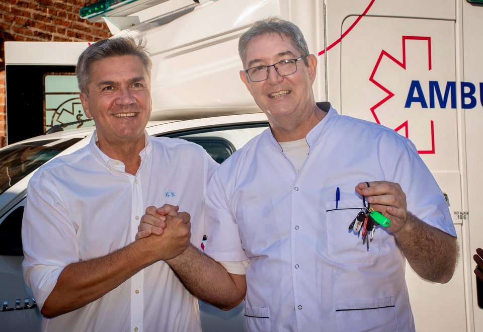 Entrega de una una unidad equipada para la atención médica
