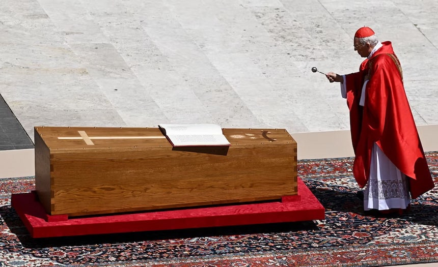 El cardenal Giovanni Battista Re bendiciendo el ataúd del Papa Francisco