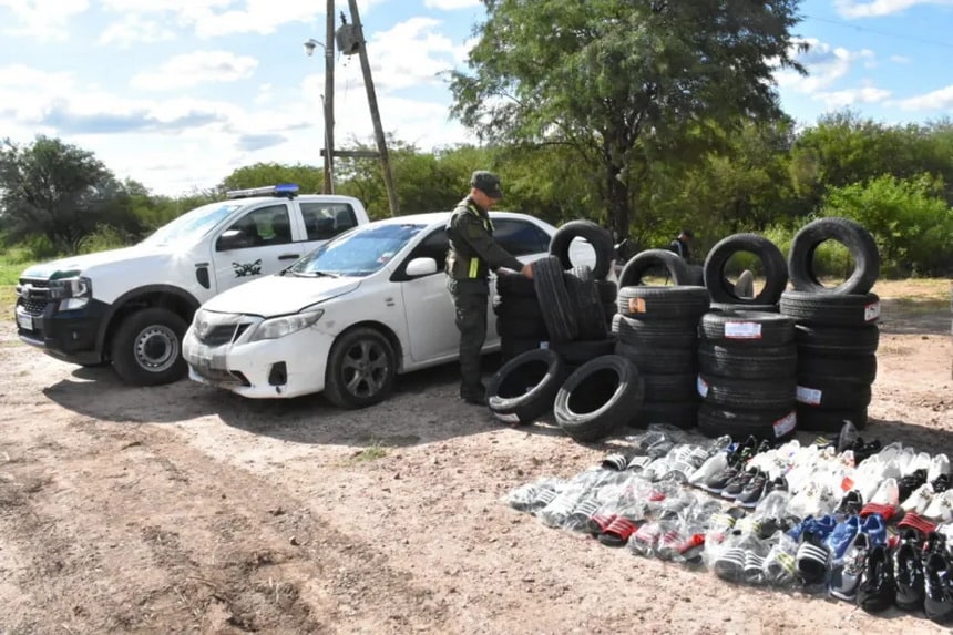Tres detenidos con 104 cubiertas y calzado ilegal en Chaco