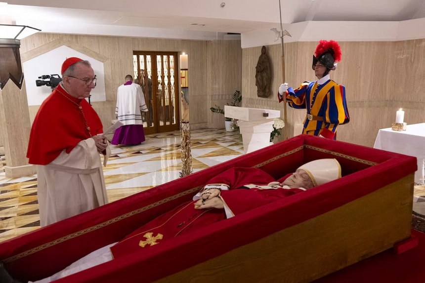 Primeras imágenes del Papa Francisco en su féretro difundidas por el Vaticano