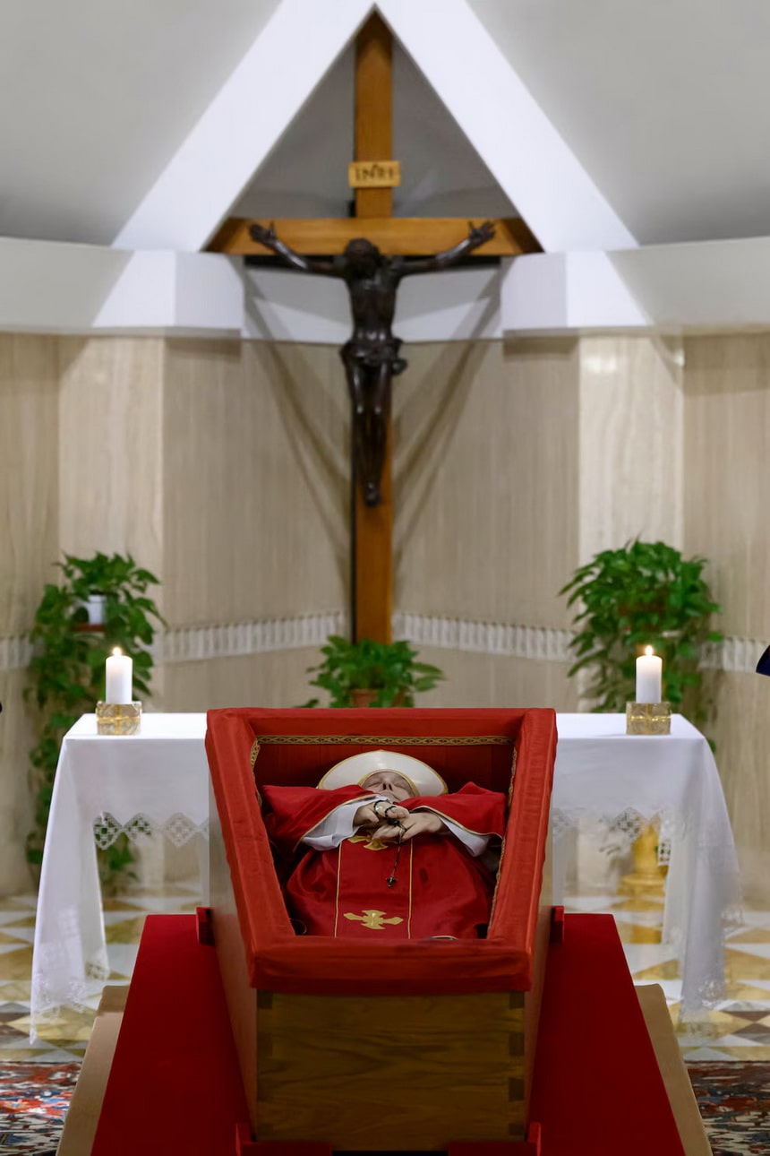 El Papa Francisco en su féretro